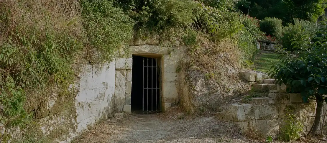 Entrée de cave de tuffeau au pied d’un coteau à Véretz, mur calcaire clair